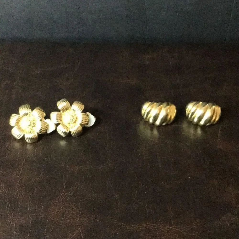 Earrings two pair of clip on gold tone, flower, and shell
